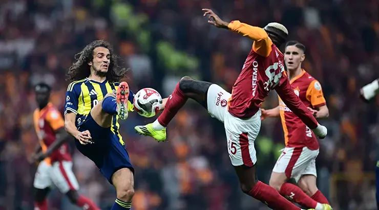 Galatasaray Fenerbahçe'yi 3-0 Mağlup Etti: Dev Derbide Zirve Farkı Açıldı