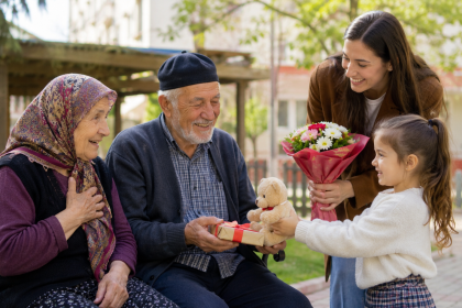 Bayramda yaşlıları ve çocukları sevindirmek